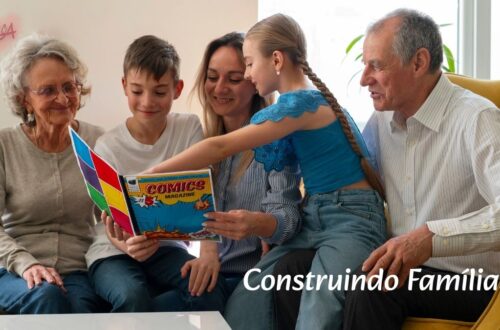 Um psicólogo conversando com uma família em um ambiente acolhedor.