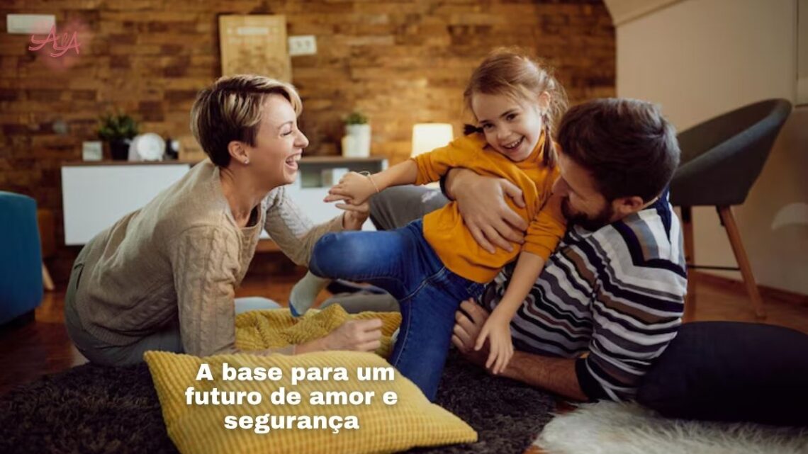 Pais e filho(a) adotivo(a) juntos, sorrindo, com documentos de adoção em segundo plano, simbolizando a adoção e legalidade da família.