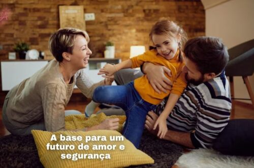 Pais e filho(a) adotivo(a) juntos, sorrindo, com documentos de adoção em segundo plano, simbolizando a adoção e legalidade da família.