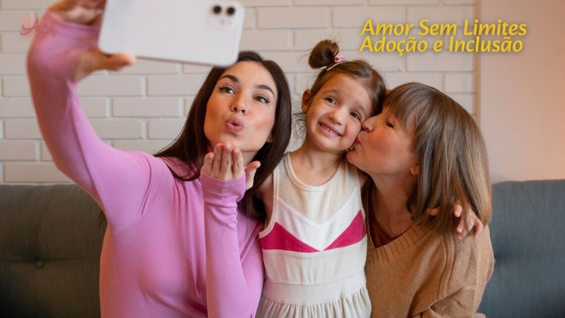 Criança sorrindo em cadeira de rodas, abraçada por pais amorosos.