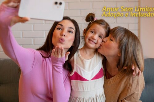 Criança sorrindo em cadeira de rodas, abraçada por pais amorosos.