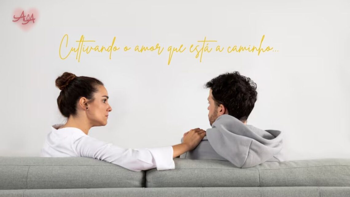 Casal (ou pessoa solteira) de mãos dadas, olhando para um espaço vazio (talvez um quarto de bebê ou uma cadeira de criança), transmitindo expectativa e a doce espera na adoção.
