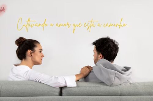 Casal (ou pessoa solteira) de mãos dadas, olhando para um espaço vazio (talvez um quarto de bebê ou uma cadeira de criança), transmitindo expectativa e a doce espera na adoção.