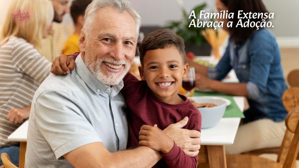 Família extensa (avós, tios, pais e crianças) reunida e sorrindo em um ambiente familiar.