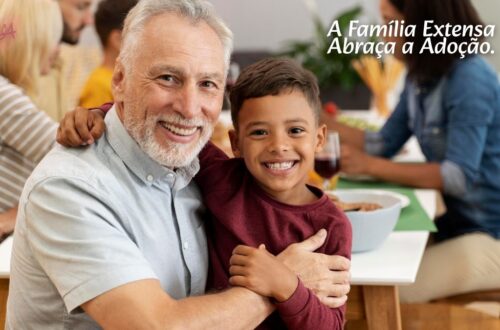 Família extensa (avós, tios, pais e crianças) reunida e sorrindo em um ambiente familiar.