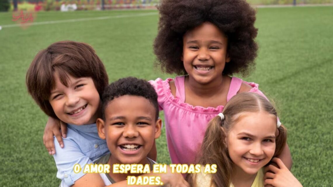 Grupo de crianças e adolescentes de diferentes idades e etnias, sorrindo e brincando juntos, simbolizando a diversidade e a importância de desmistificar o perfil da criança no cadastro de adoção.