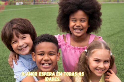 Grupo de crianças e adolescentes de diferentes idades e etnias, sorrindo e brincando juntos, simbolizando a diversidade e a importância de desmistificar o perfil da criança no cadastro de adoção.