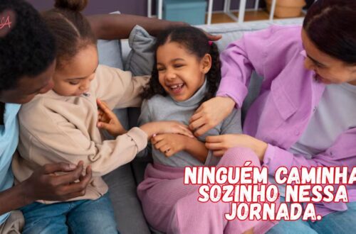 Grupo de pessoas de diversas idades, sorrindo e conversando em um círculo, simbolizando a Importância do Grupo de Apoio à Adoção (GAA) e o suporte mútuo.