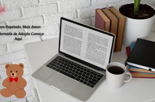 Pilha de documentos com caneta e óculos, simbolizando a organização da documentação para adoção.