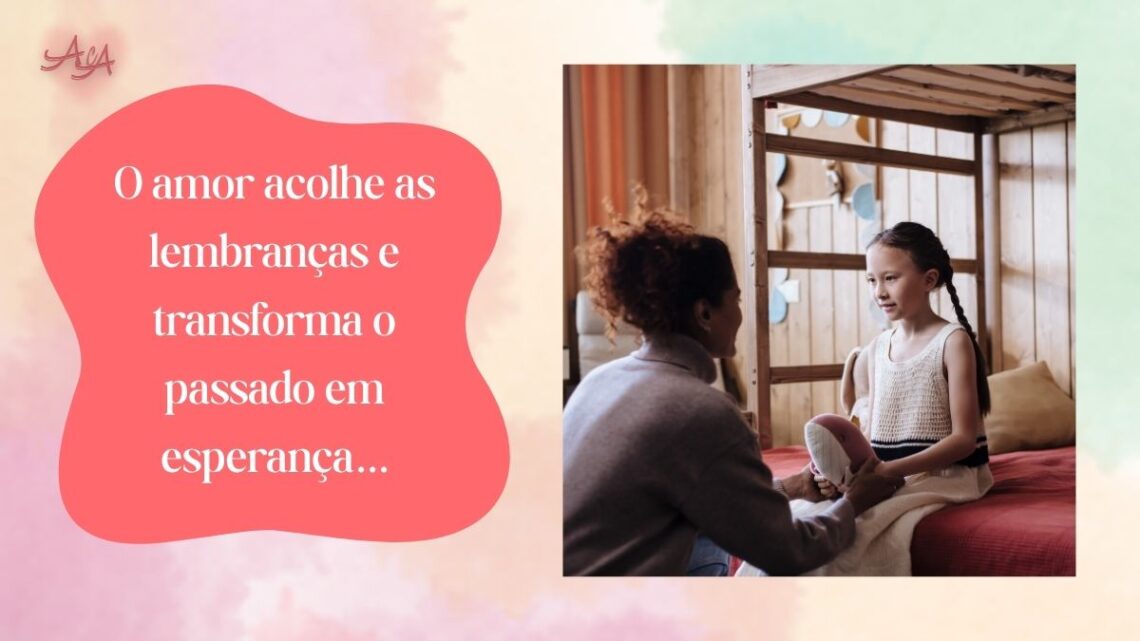 Criança abraçada por mãe adotiva em ambiente acolhedor