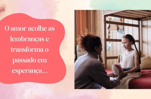 Criança abraçada por mãe adotiva em ambiente acolhedor