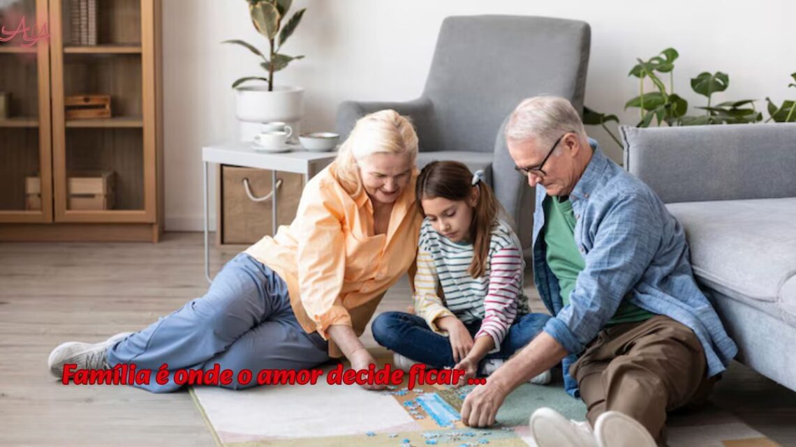 Avós abraçando neta com expressão de cuidado e proteção
