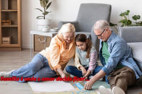 Avós abraçando neta com expressão de cuidado e proteção