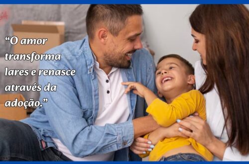 Família feliz com uma criança sorrindo após processo de adoção