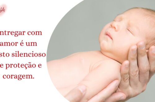 Gestante recebendo apoio emocional de uma assistente social com expressão de acolhimento