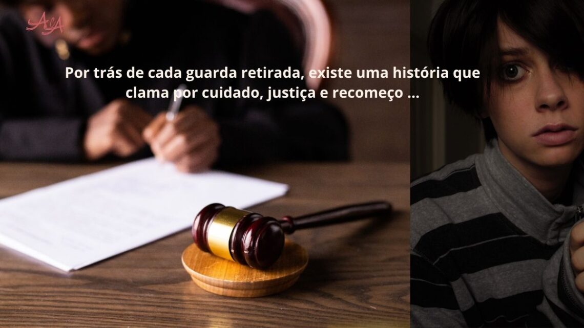 Criança abraçando uma assistente social em ambiente acolhedor