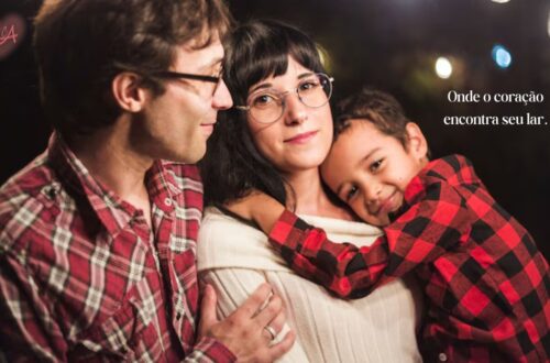 Mãos de um adulto e uma criança se tocando suavemente, simbolizando conexão e amor na adoção.