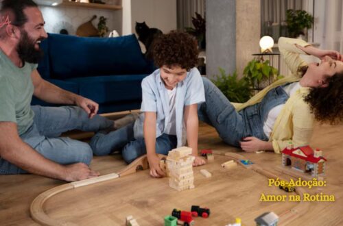 Pais e criança em brincadeira alegre, adaptando-se à rotina pós-adoção e fortalecendo laços de amor.