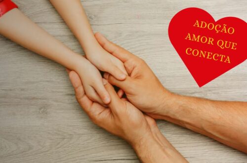 Pais conversando com uma criança em um ambiente acolhedor e amoroso.