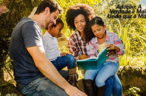 Mãos de uma família (pais e filho) se unindo, com um fundo desfocado simbolizando a desconstrução de ideias erradas sobre a adoção.