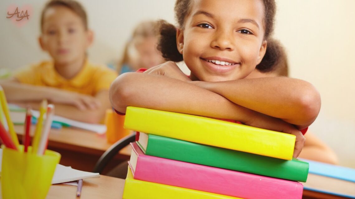 Uma criança sorrindo em um ambiente escolar acolhedor, com pais e professores interagindo de forma positiva, simbolizando a adoção e a escola em harmonia.