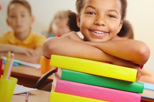Uma criança sorrindo em um ambiente escolar acolhedor, com pais e professores interagindo de forma positiva, simbolizando a adoção e a escola em harmonia.