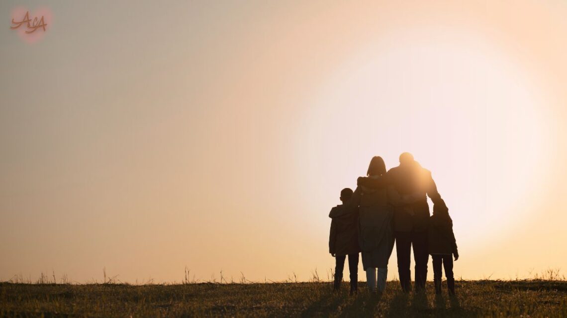 Uma imagem suave de um adolescente e uma criança de mãos dadas, olhando para um horizonte claro, simbolizando esperança e apoio na saúde mental da criança e adolescente adotados.