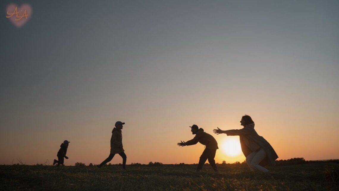 Um adulto e uma criança mais velha (talvez um adolescente) sorrindo e conversando em um ambiente acolhedor,
