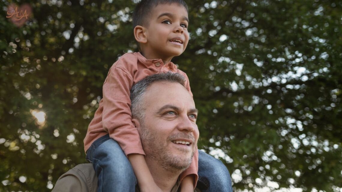 Um adulto solteiro (pode ser uma mulher ou um homem) abraçando uma criança com carinho, simbolizando a adoção uniparental e o amor familiar.