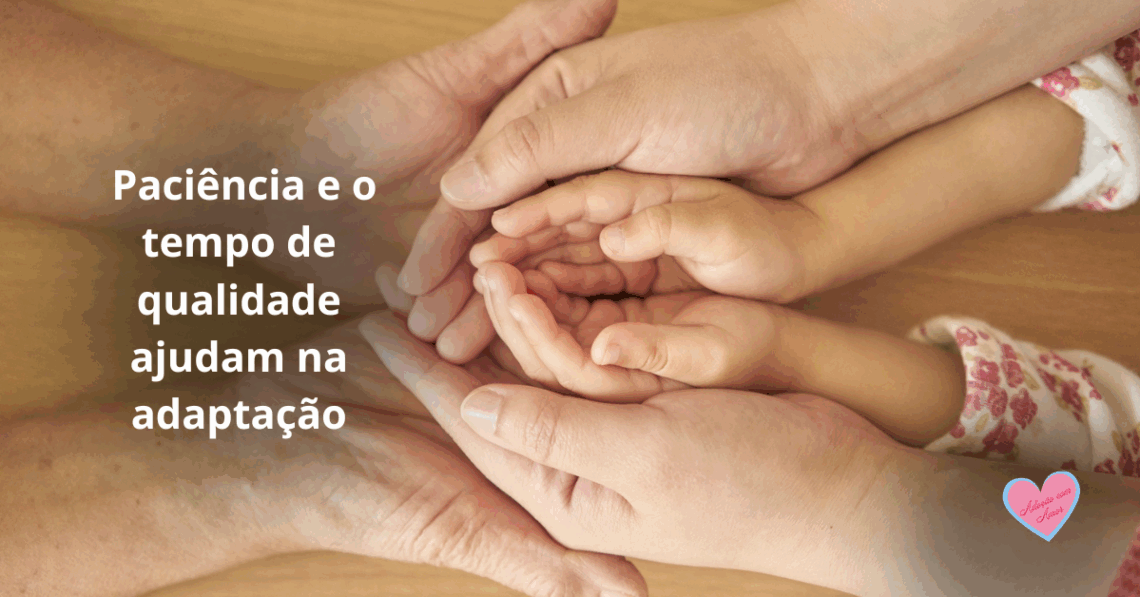 Pais adotivos brincando e abraçando uma criança, simbolizando paciência, amor e vínculo familiar na adoção infantil.
