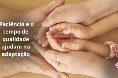 Pais adotivos brincando e abraçando uma criança, simbolizando paciência, amor e vínculo familiar na adoção infantil.