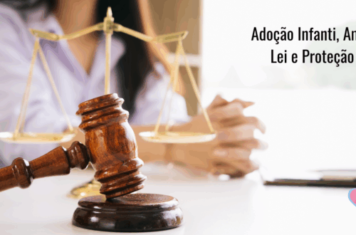 Família adotiva sorrindo e segurando documentos, simbolizando direitos, deveres e amor na adoção infantil.