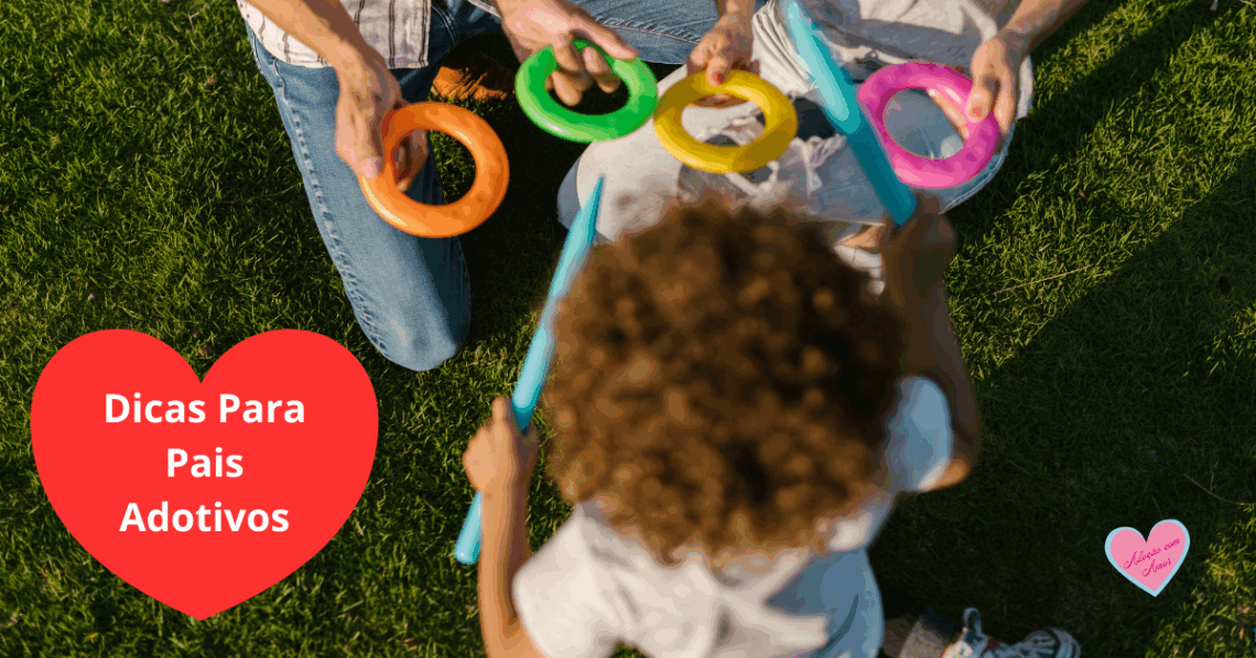 Pais adotivos brincando com a filha, representando amor, adaptação e alegria na adoção infantil.