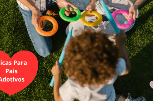 Pais adotivos brincando com a filha, representando amor, adaptação e alegria na adoção infantil.