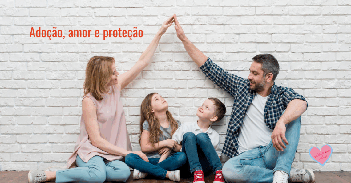 Pais adotivos abraçando criança, simbolizando amor, acolhimento e felicidade na adoção.