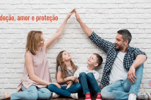 Pais adotivos abraçando criança, simbolizando amor, acolhimento e felicidade na adoção.